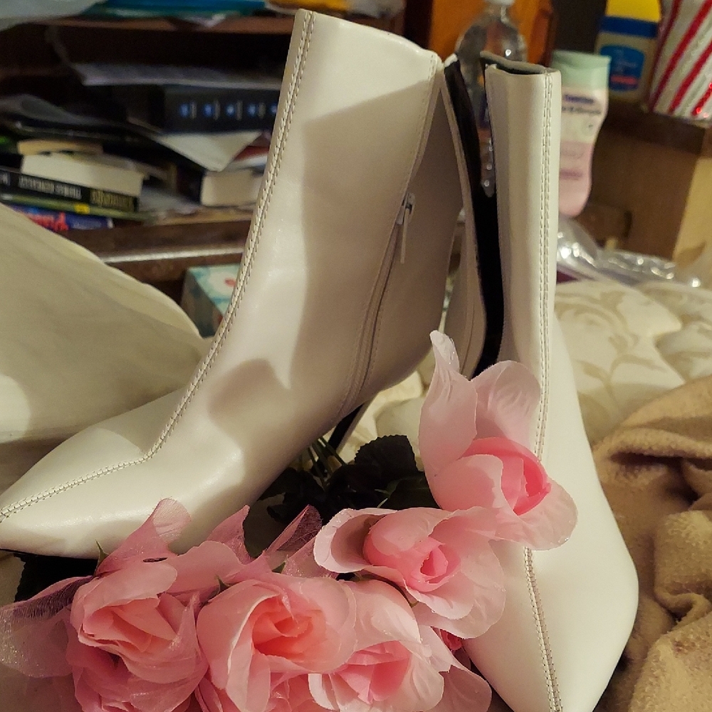 Elegant Women's Short White Boots